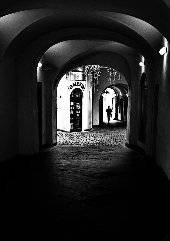 photo "Проход и фигура" tags: black&white, Prag, Prague, Praha