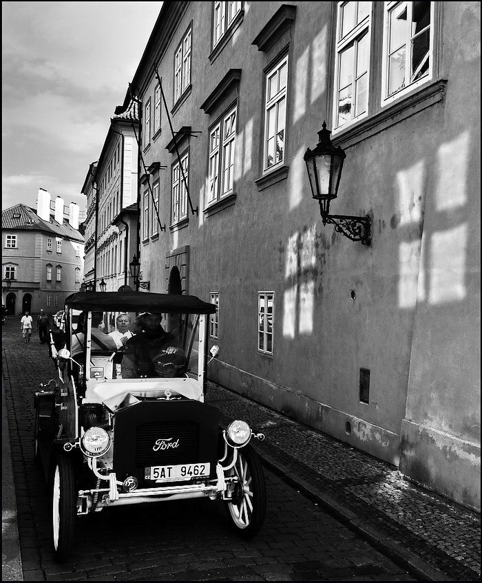 photo "Исторические автомобили и улица" tags: black&white, Prag, Prague, Praha
