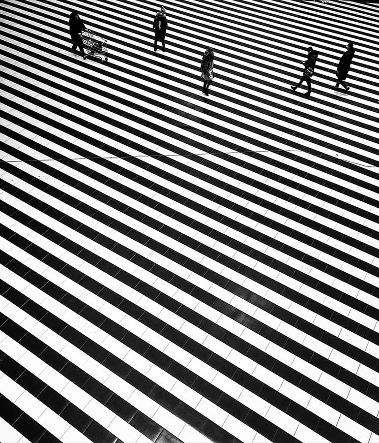 photo "Zebra" tags: interior, black&white, abstract, geometric, lines, people, peoples, rhythm, геометрия, графика, линии, минимализм, полосы, ритм