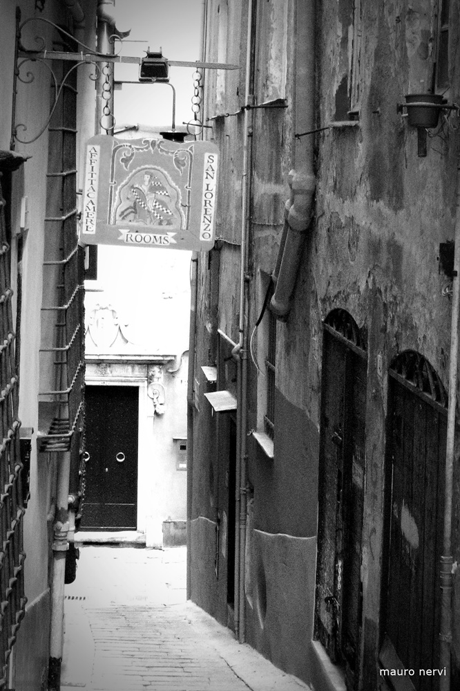 photo "Genoa, Italy: alley" tags: black&white, 