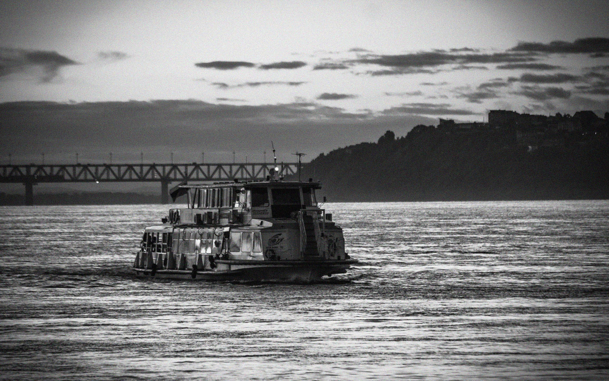 photo "пересекая Амур" tags: black&white, misc., technics, bw, river, water, Амур, Хабаровск, теплоход