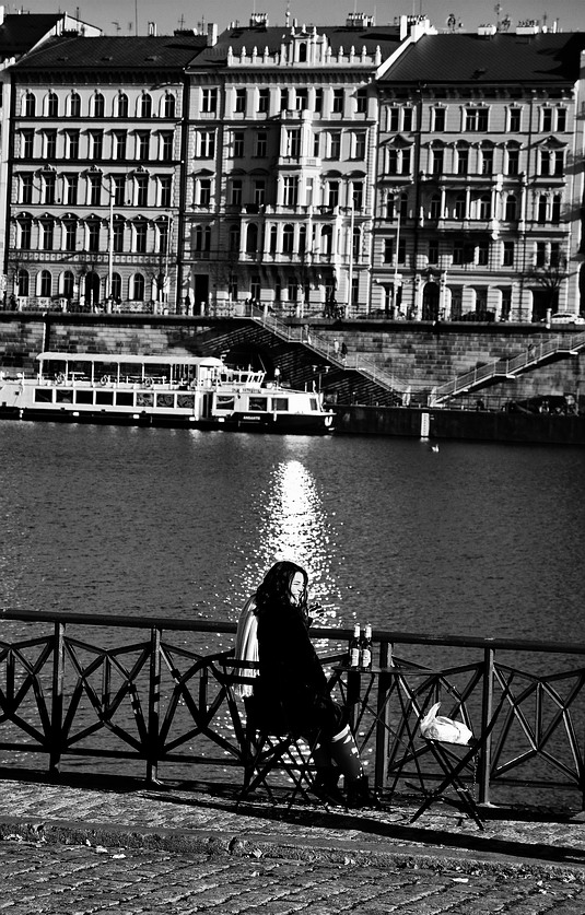 photo "Женщина на набережной" tags: black&white, Prag, Prague, Praha