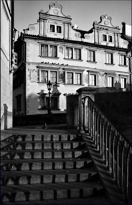 photo "Дом и лестница" tags: black&white, Prag, Prague, Praha