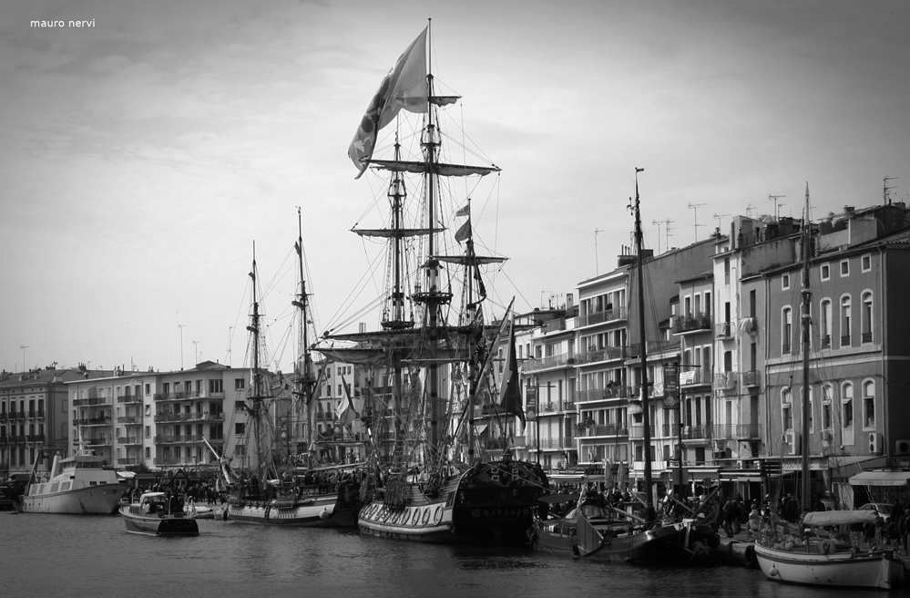 фото "meeting of sailing ships" метки: черно-белые, 