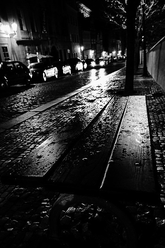 photo "Ночная cкамейка и улица" tags: black&white, Prag, Prague, Praha