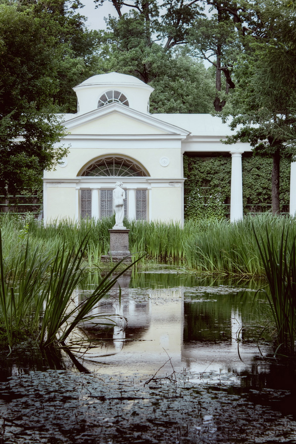 photo "гармония" tags: architecture, misc., landscape, pond, water, Павловск, гармония, зелень, статуя