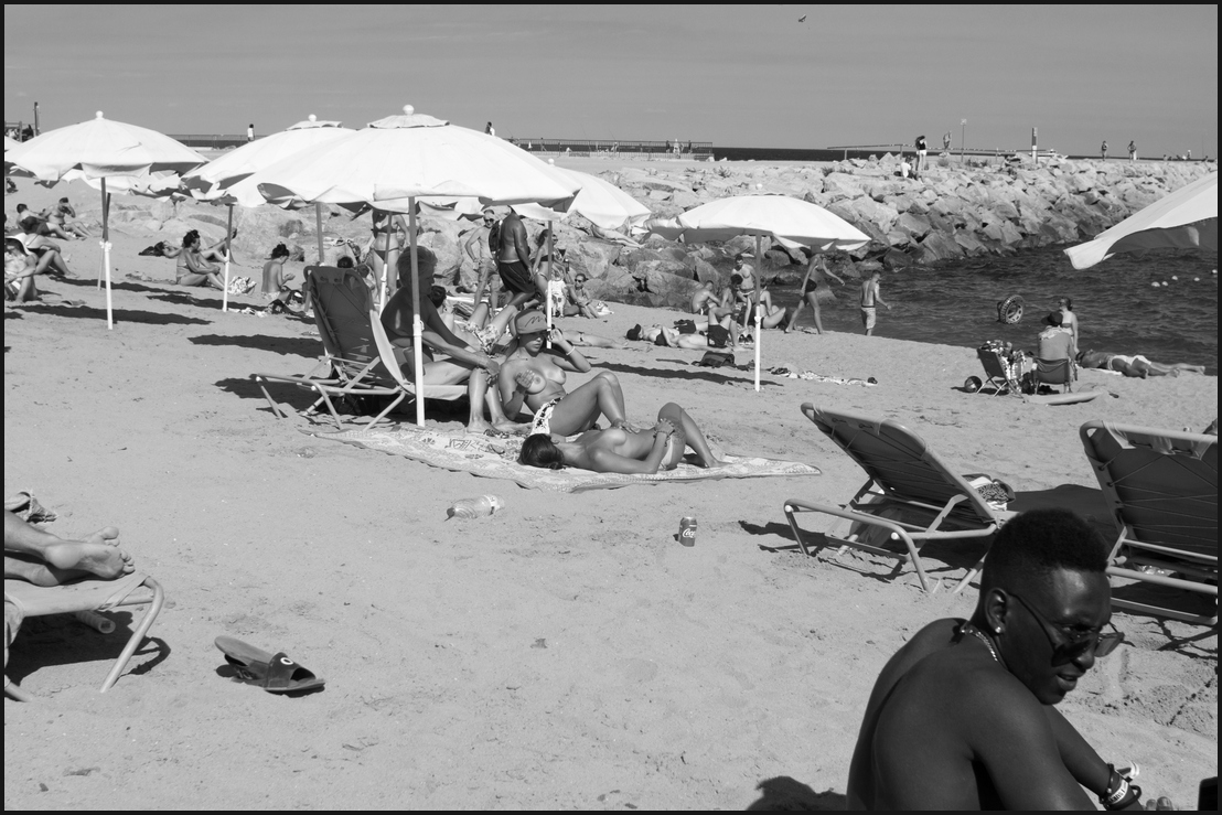 photo "***" tags: travel, black&white, nude, Barcelona, beach, desnudez, playa, Барселона, нудизм