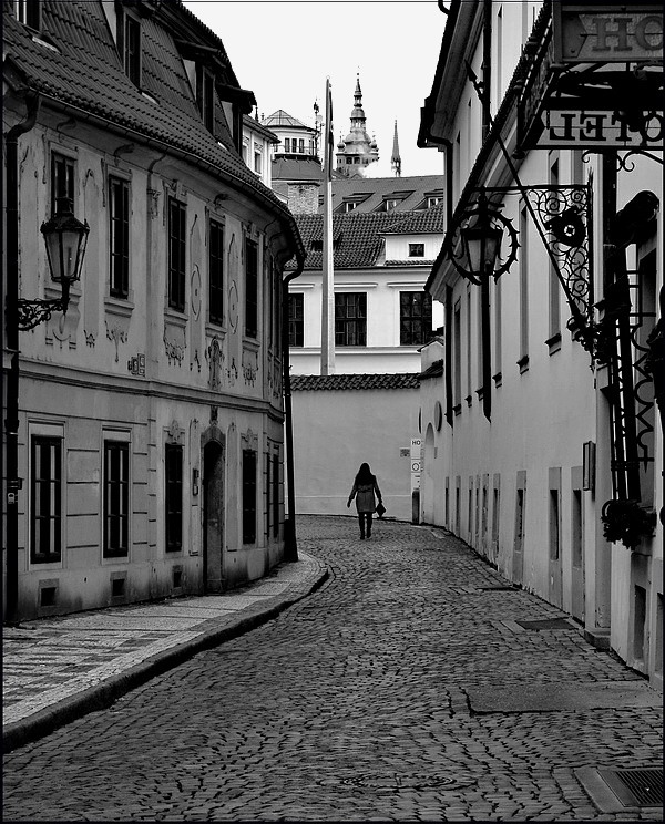 фото "Улочка и фигура" метки: черно-белые, Prag, Praha, Прага