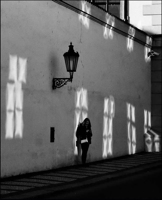 photo "Отблески и фигура" tags: black&white, Prag, Prague, Praha