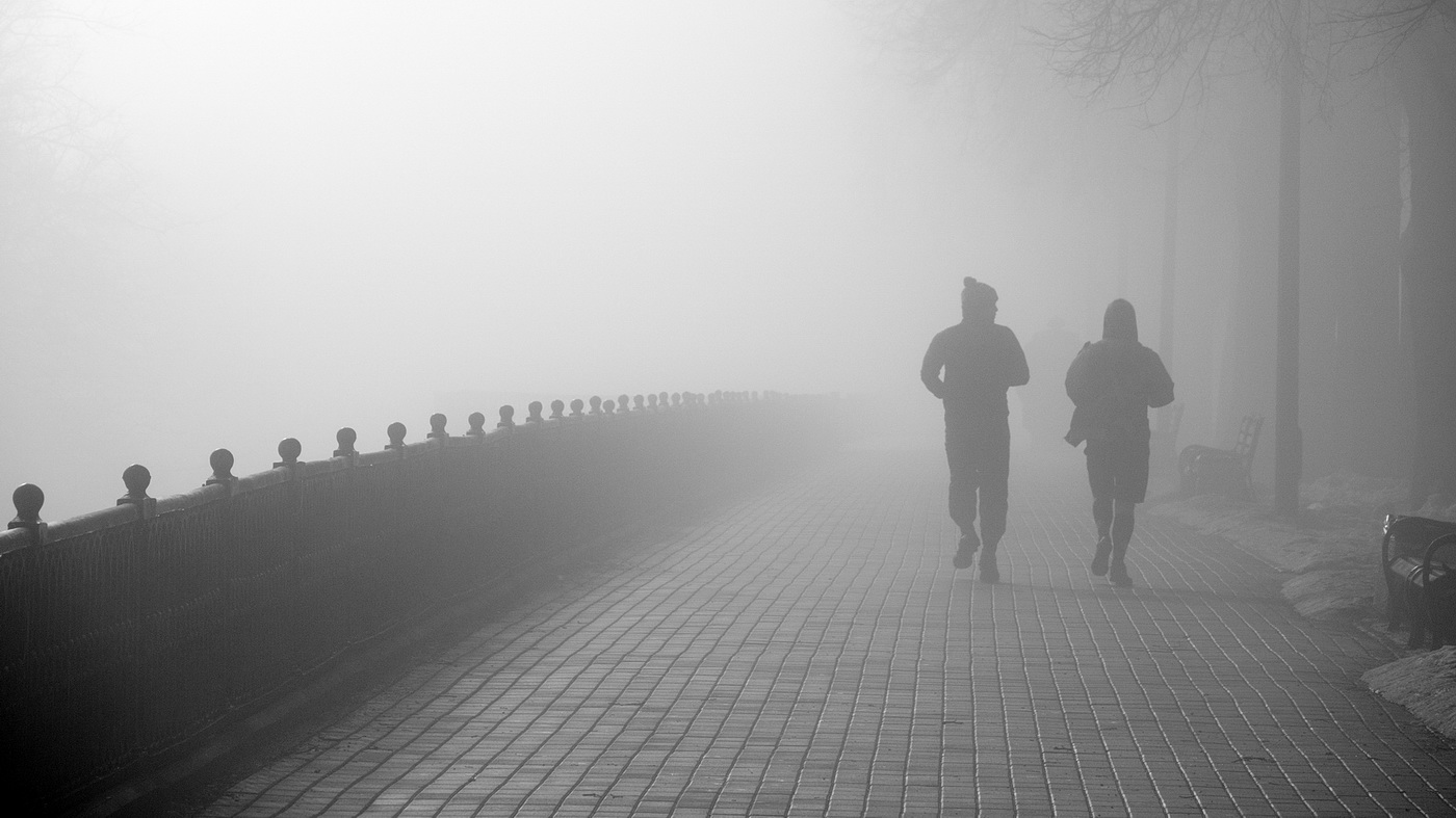 photo "***" tags: city, landscape, black&white, fog, morning, Ограда, булыжник, мостовая, перспектива, пробежка