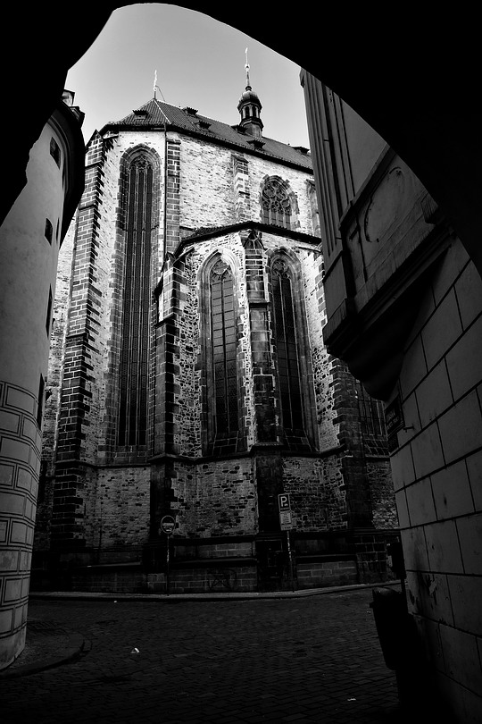 photo "Вид из прохода" tags: black&white, Prag, Prague, Praha