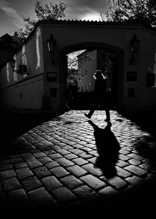 photo "Ворота, свет и фигура" tags: black&white, Prag, Prague, Praha