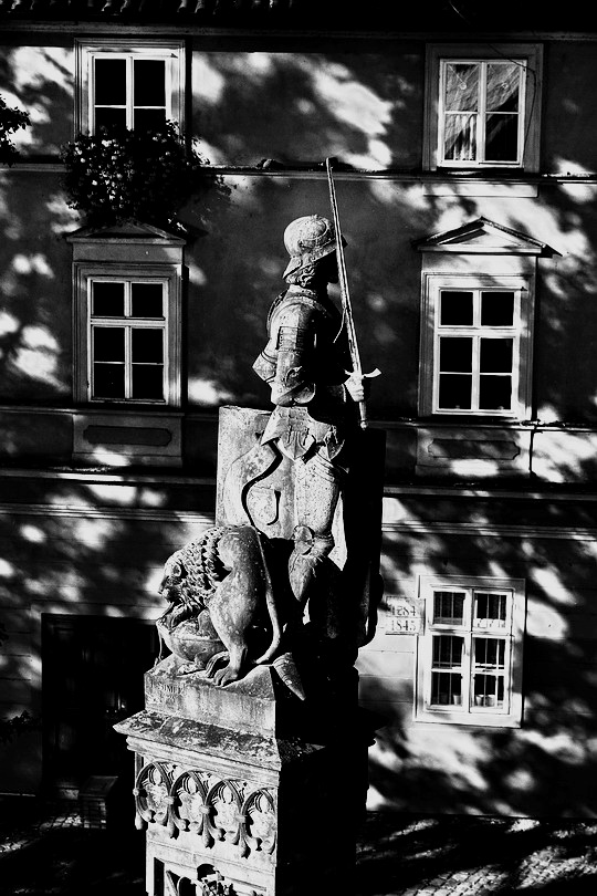 photo "Окна и статуя" tags: architecture, black&white, Prag, Prague, Praha