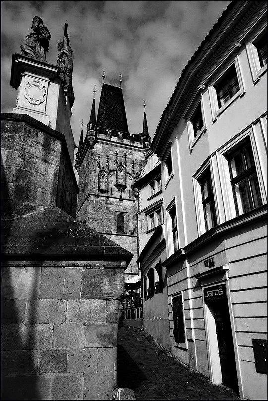 photo "Закоулок" tags: black&white, Prag, Prague, Praha