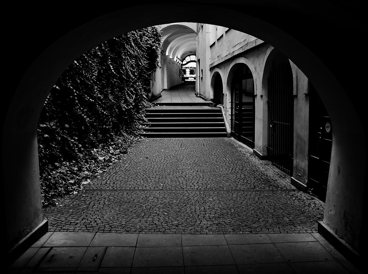 photo "Проход" tags: black&white, Prag, Prague, Praha