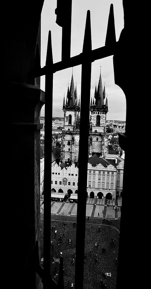 photo "Решетка и площадь" tags: black&white, Prag, Prague, Praha