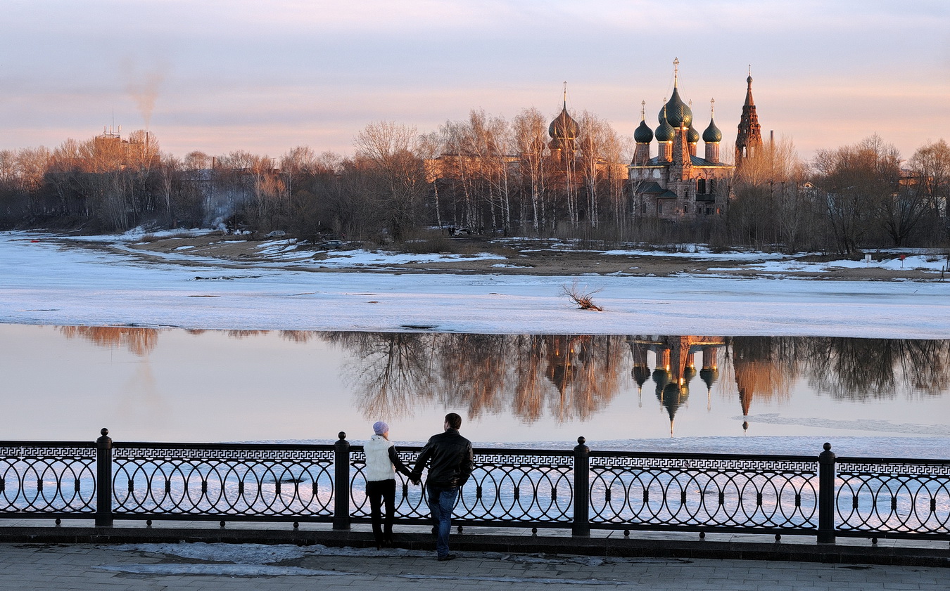 фото "На закате весеннего дня" метки: пейзаж, город, жанр, весна, вода, деревья, лед, река, снег, холод, церковь