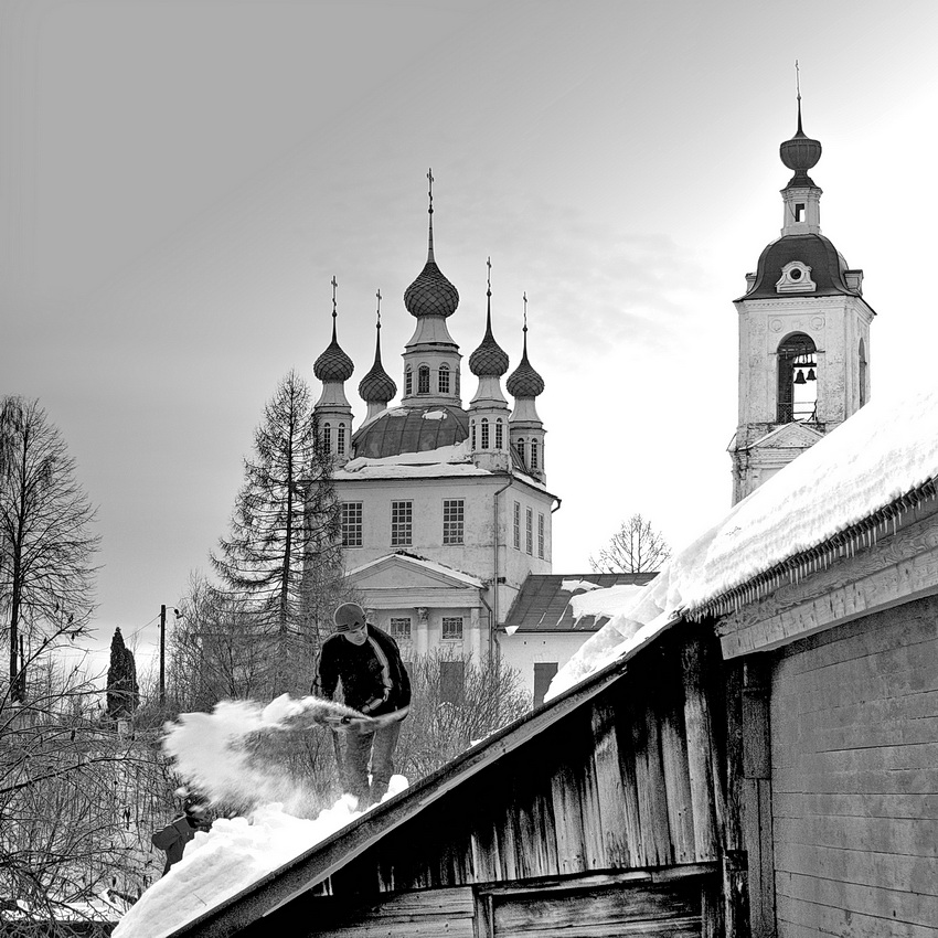 photo "***" tags: black&white, genre, man, snow, spring, домик, церковь