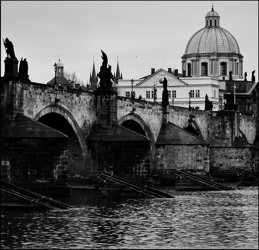 фото "Башни и мост" метки: архитектура, черно-белые, Prag, Praha, Прага