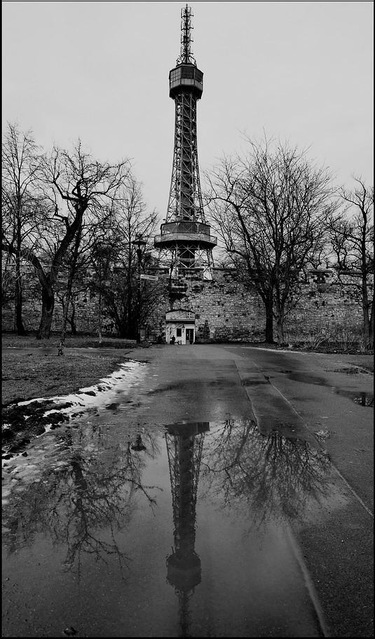 photo "Петршинская башня и лужа" tags: black&white, Prag, Prague, Praha