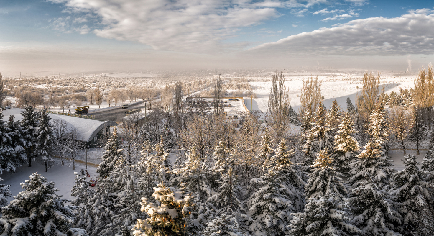 photo "Winter morning" tags: landscape, panoramic, nature, clouds, field, morning, road, snow, winter, дымка, ели, машины