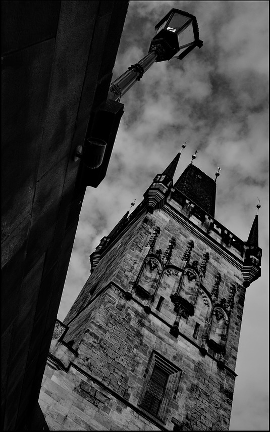 photo "Фонарь и башня" tags: black&white, Prag, Prague, Praha