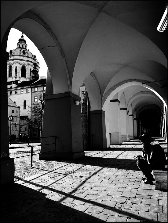 photo "Башня и аркада" tags: black&white, Prag, Prague, Praha