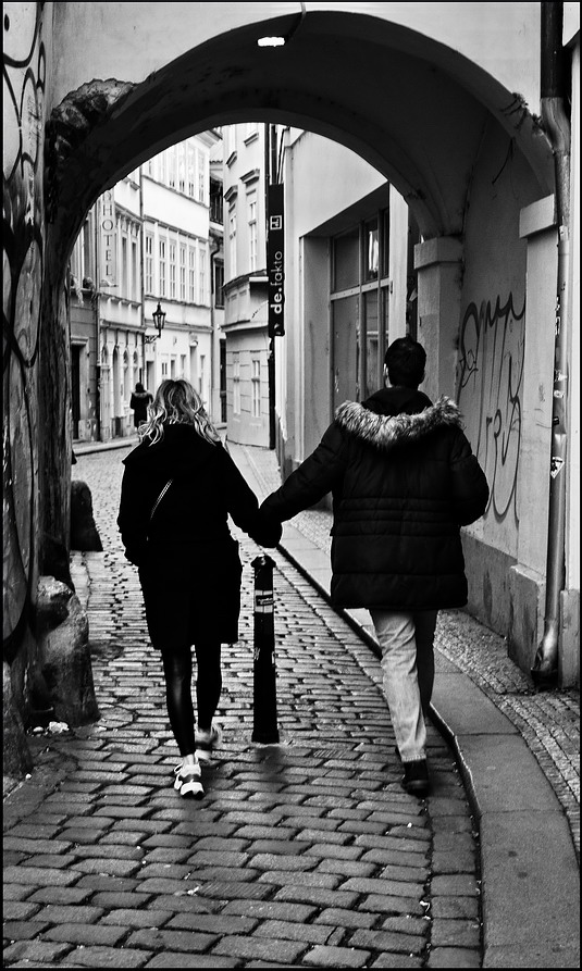 photo "Проход и пара" tags: black&white, Prag, Prague, Praha