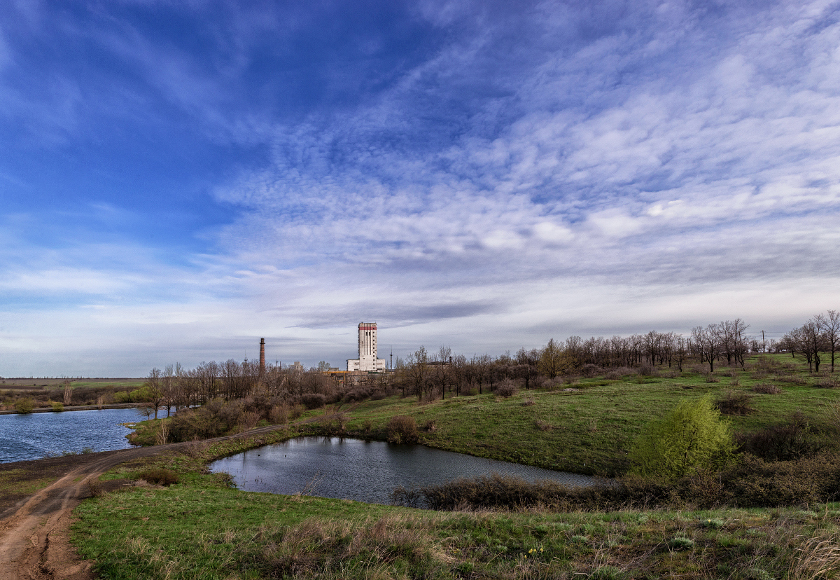 photo "Spring evening" tags: landscape, nature, misc., clouds, grass, pond, road, sky, деревья, природа, ставок