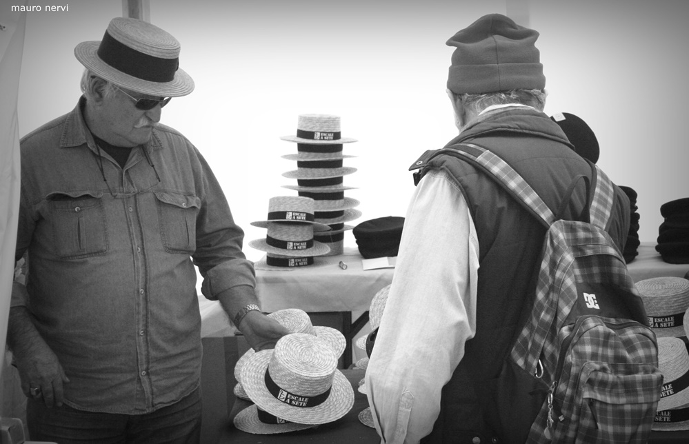 photo "selling hats, the choice" tags: black&white, 