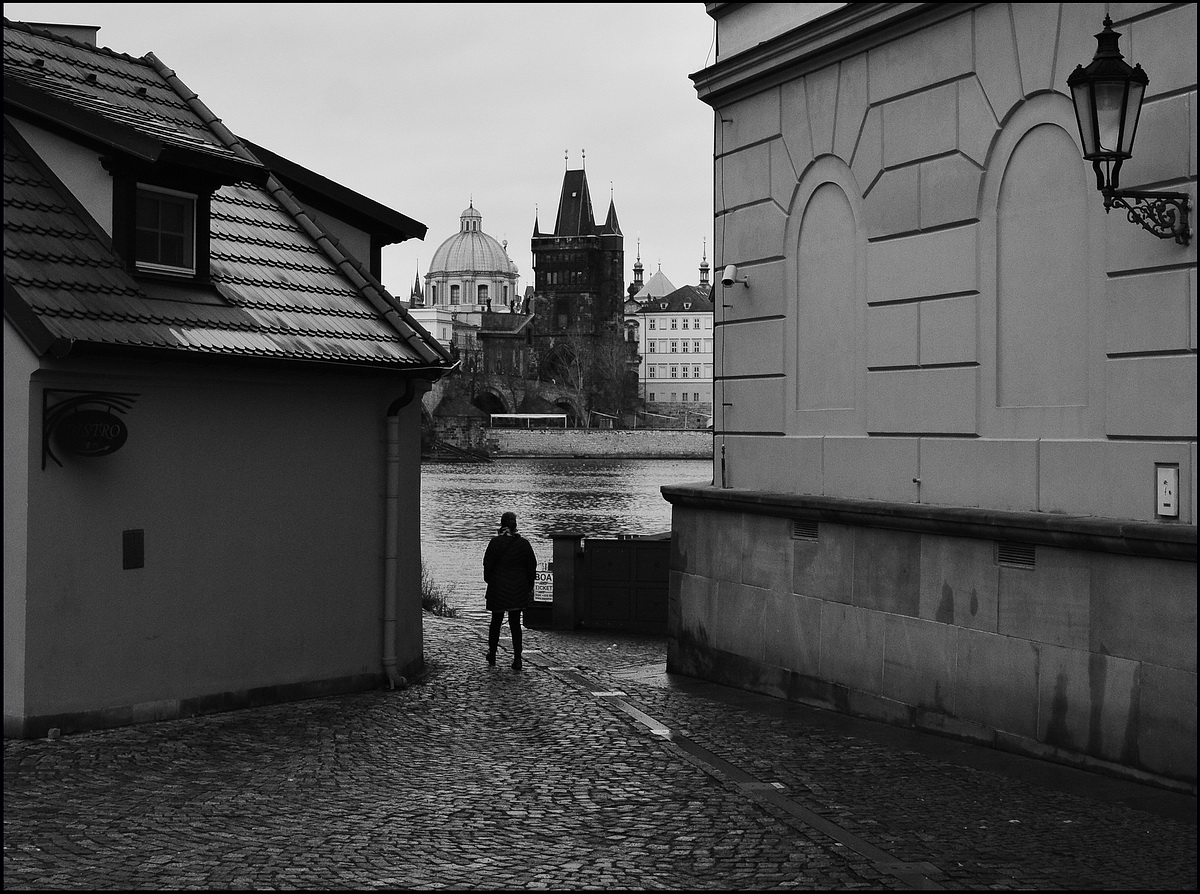 photo "Фигура на Кампе" tags: black&white, Prag, Prague, Praha