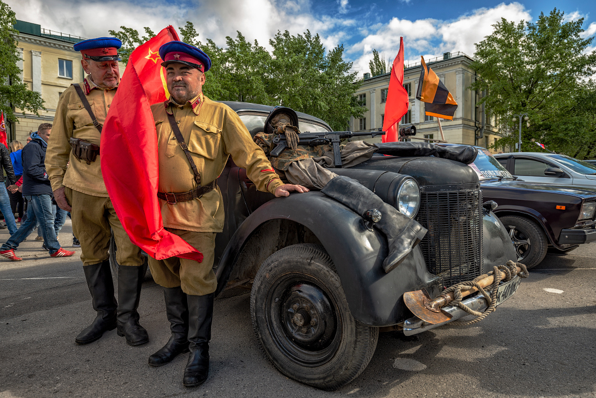 photo "May 9" tags: portrait, street, reporting, 9 мая, car, праздник, ретро автомобиль, солдат, флаг