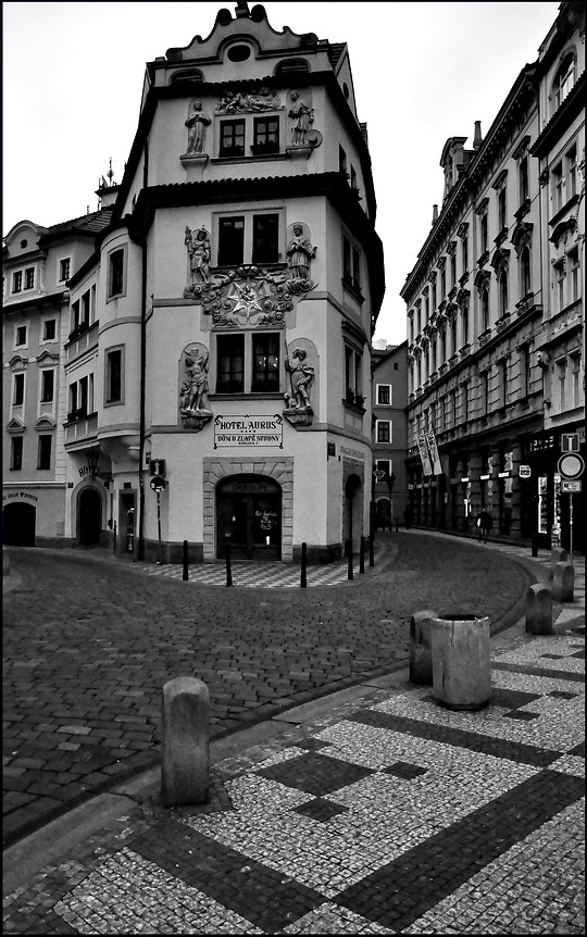 photo "Дома и две улицы" tags: black&white, architecture, Prag, Prague, Praha