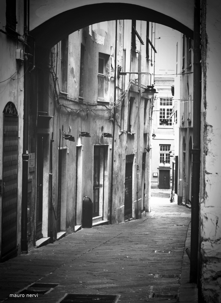 photo "old town, lane" tags: black&white, 