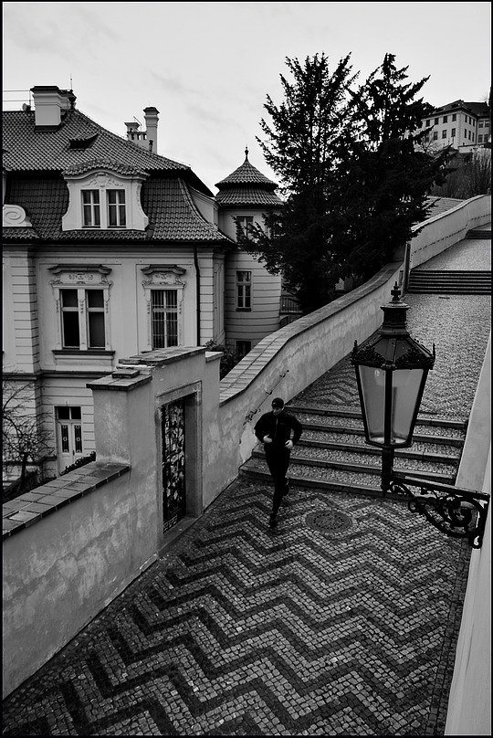 photo "Бегун и фонарь" tags: black&white, Prag, Prague, Praha