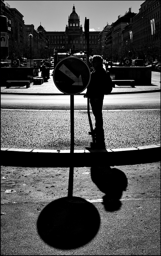 photo "Дорожный знак и фигура" tags: black&white, Prag, Prague, Praha