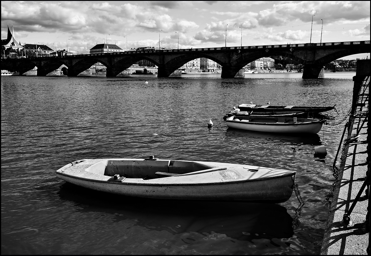 photo "Мост и лодки" tags: black&white, Prag, Prague, Praha