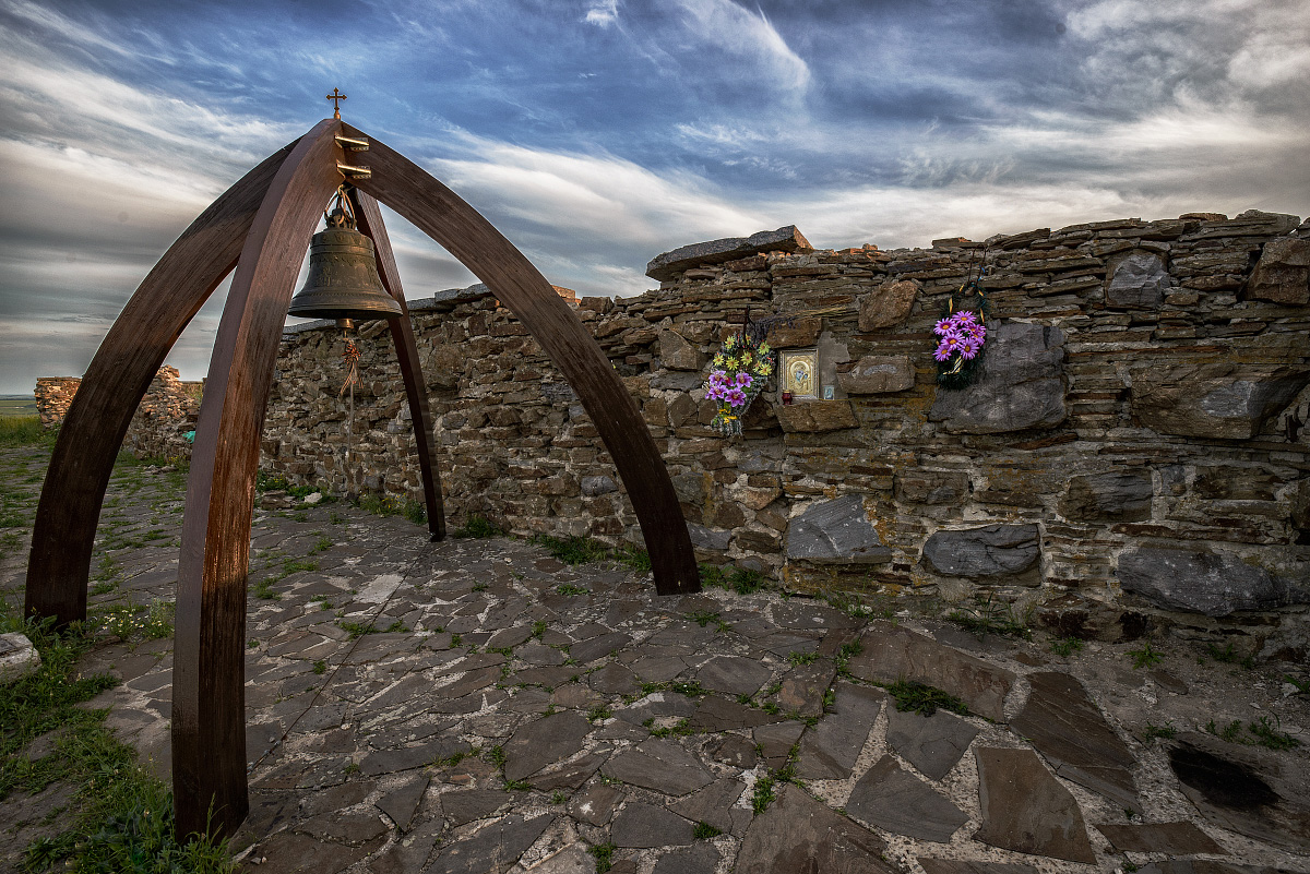 photo "Bell" tags: architecture, reporting, clouds, sky, икона, каменная кладка, колокол