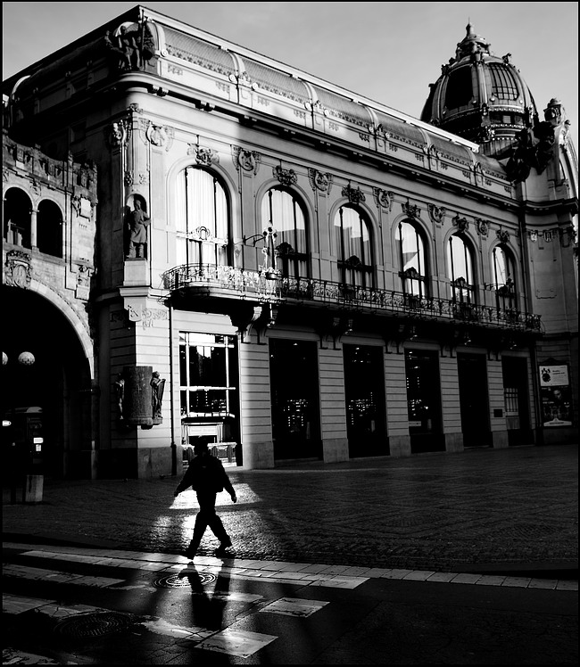 photo "Дом и фигура" tags: black&white, Prag, Prague, Praha