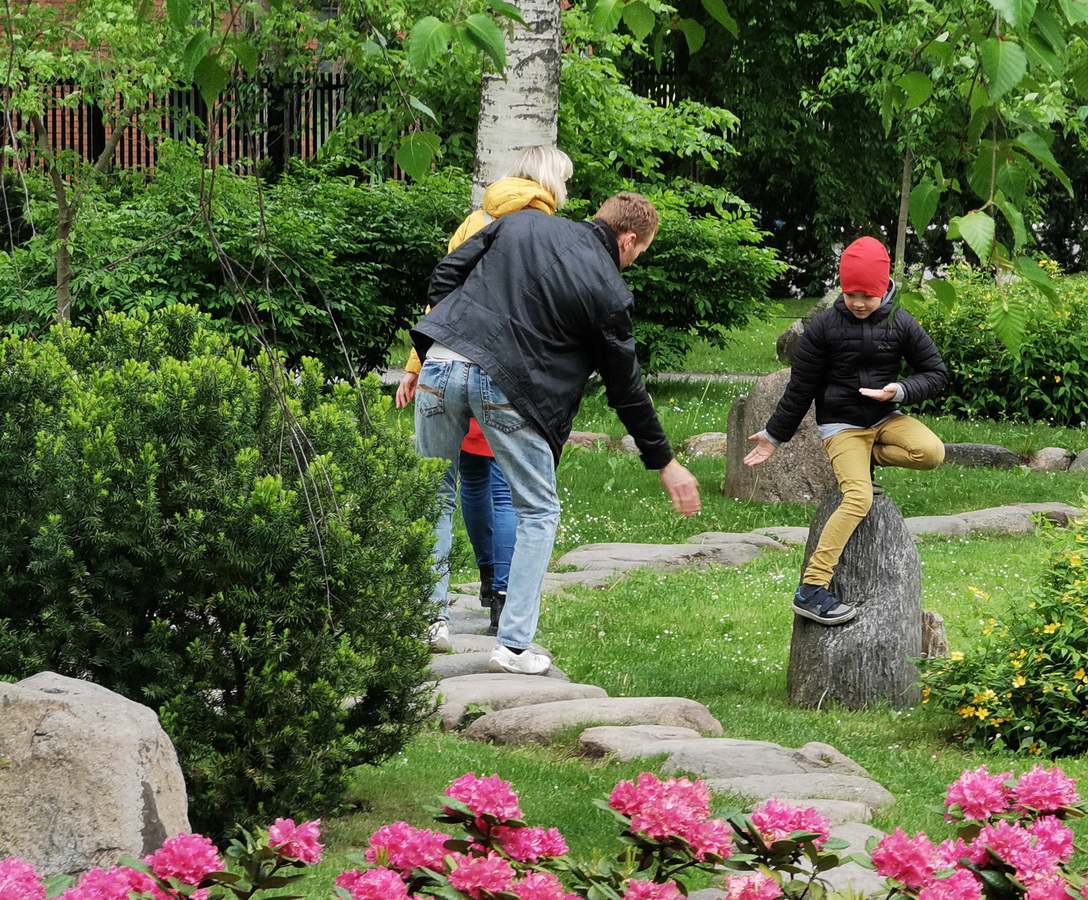 photo "Occasional Meetings in Kadriorg Japanese Garden" tags: travel, 