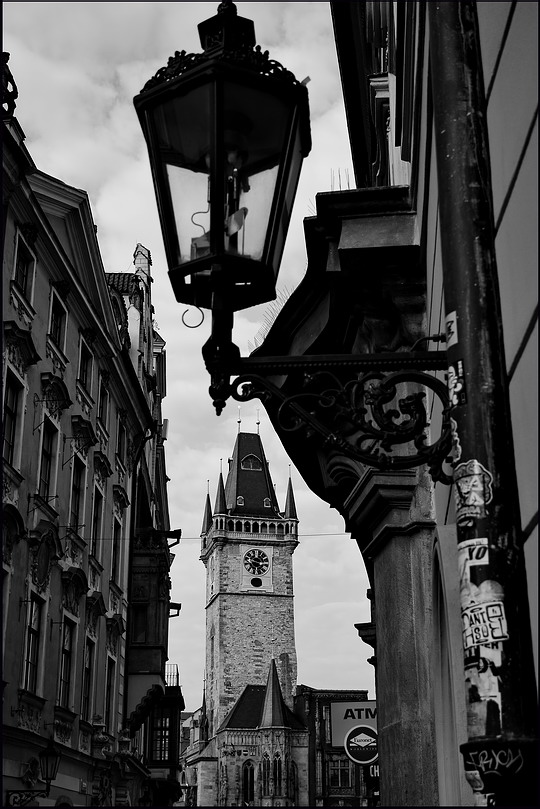 photo "Фонарь  и башня-2" tags: black&white, Prag, Prague, Praha