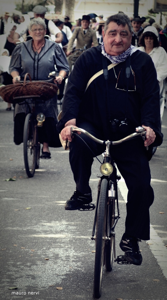 photo "a tour by bicycle" tags: street, 