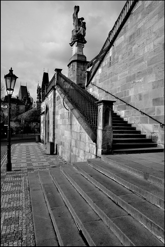 photo "Лестница на Карлов мост" tags: black&white, Prag, Prague, Praha