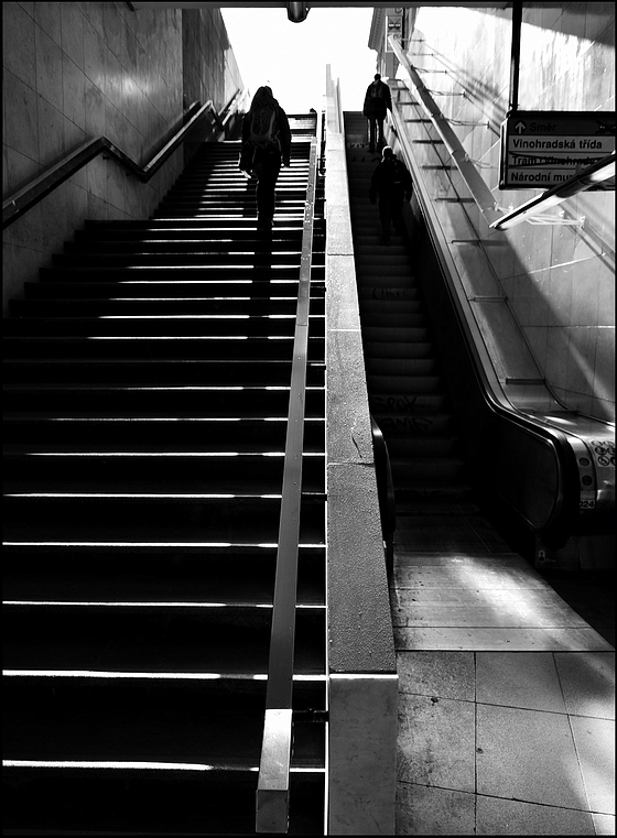фото "Фигуры, лестница и эскалатор" метки: черно-белые, Prag, Praha, Прага