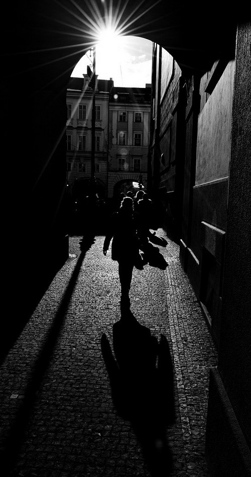 photo "Солнце и фигура" tags: black&white, Prag, Prague, Praha