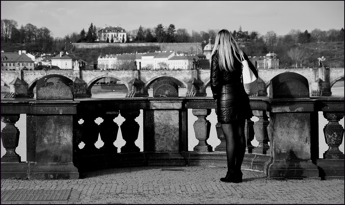 photo "Девушка на мосту" tags: black&white, Prag, Prague, Praha