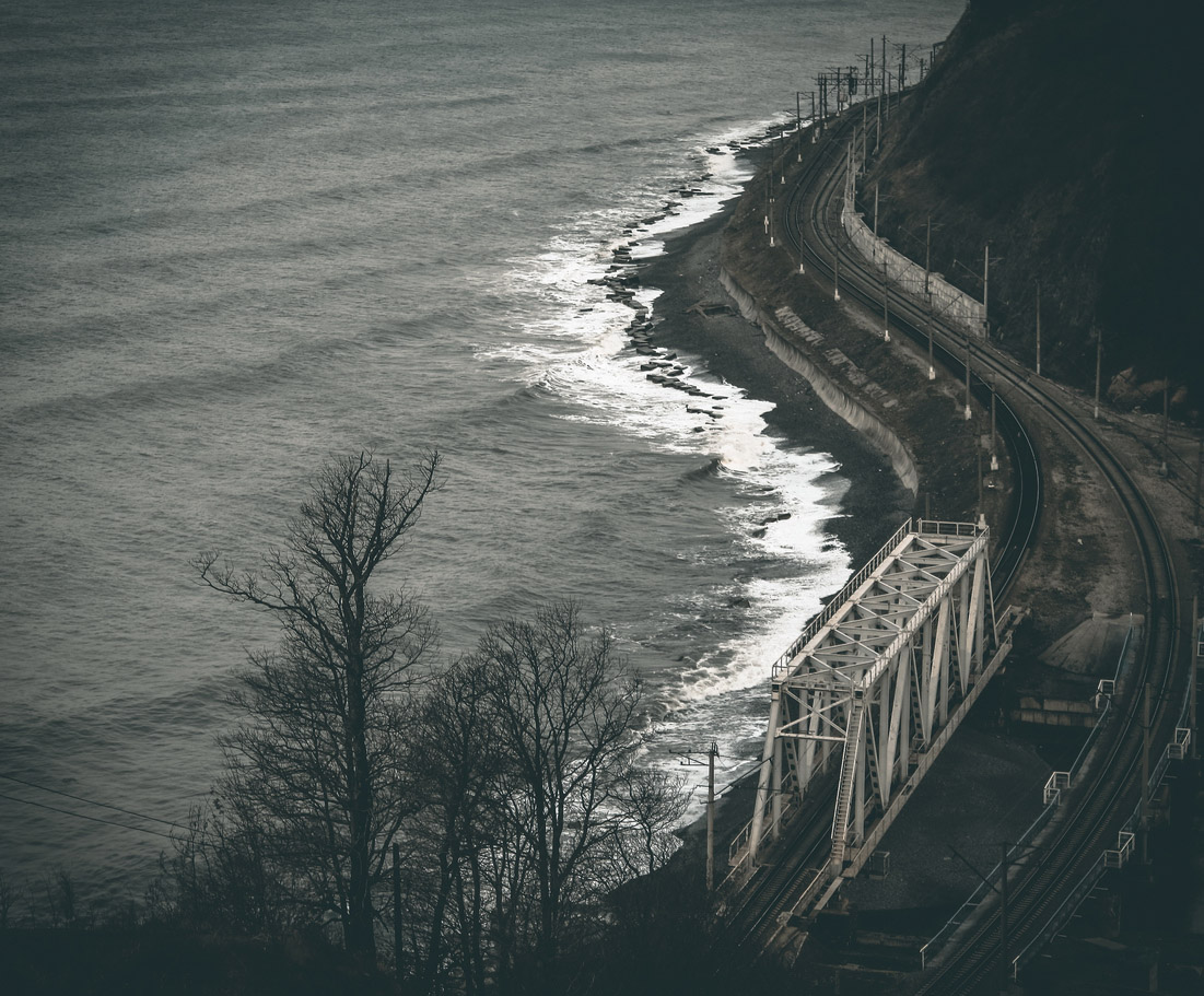 photo "пасмурный день" tags: landscape, misc., travel, bridge, road, sea, tree, water, прибой