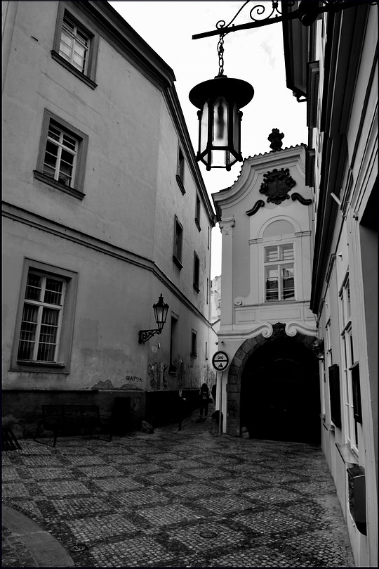 photo "Фонарь и дома" tags: black&white, Prag, Prague, Praha