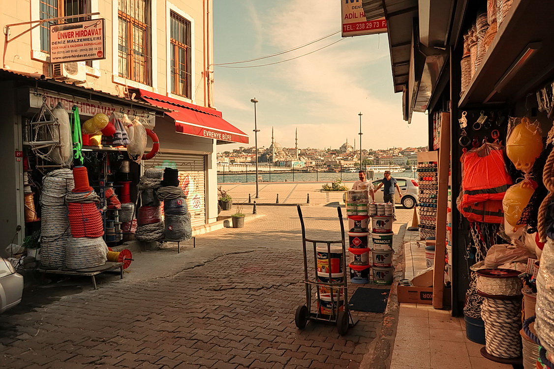 photo "On the way to the Bosphorus" tags: street, 