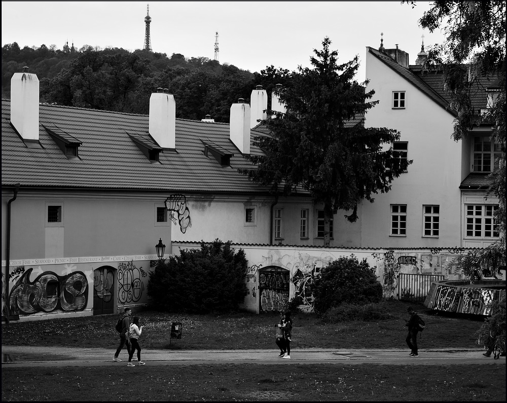 photo "Дома и люди" tags: black&white, Prag, Prague, Praha